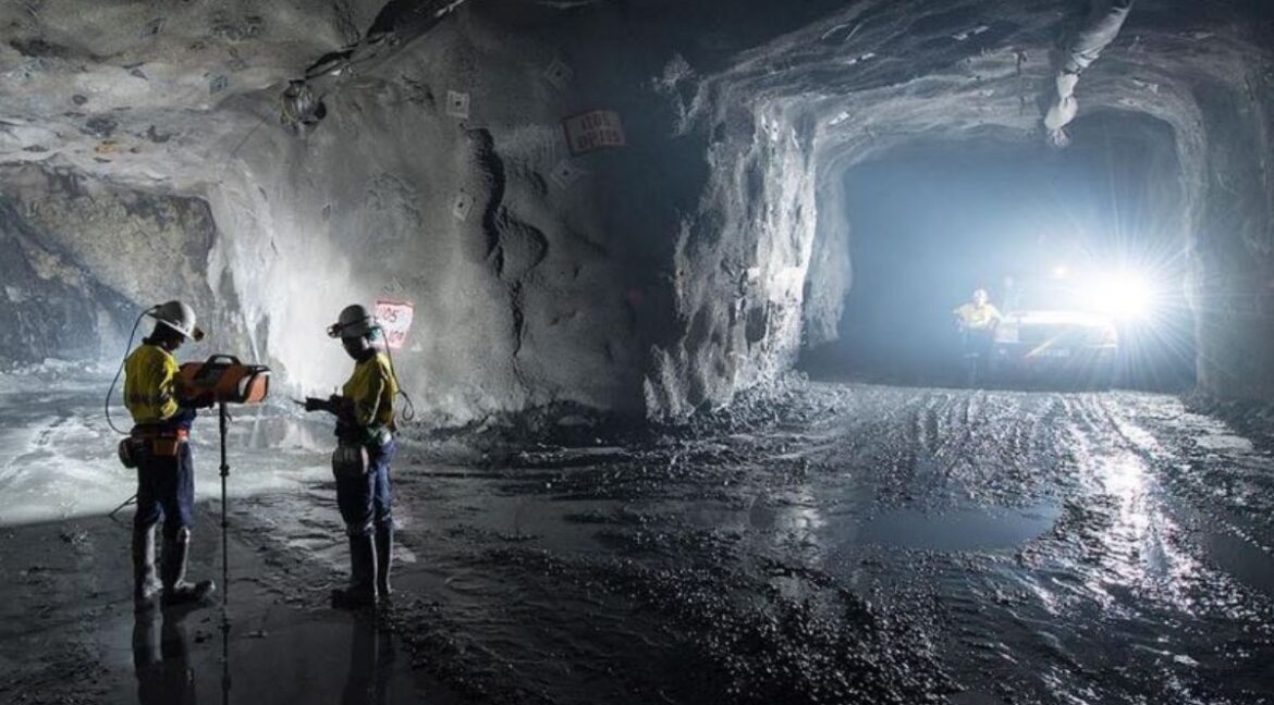 How Far Does a VHF Antenna Reach?