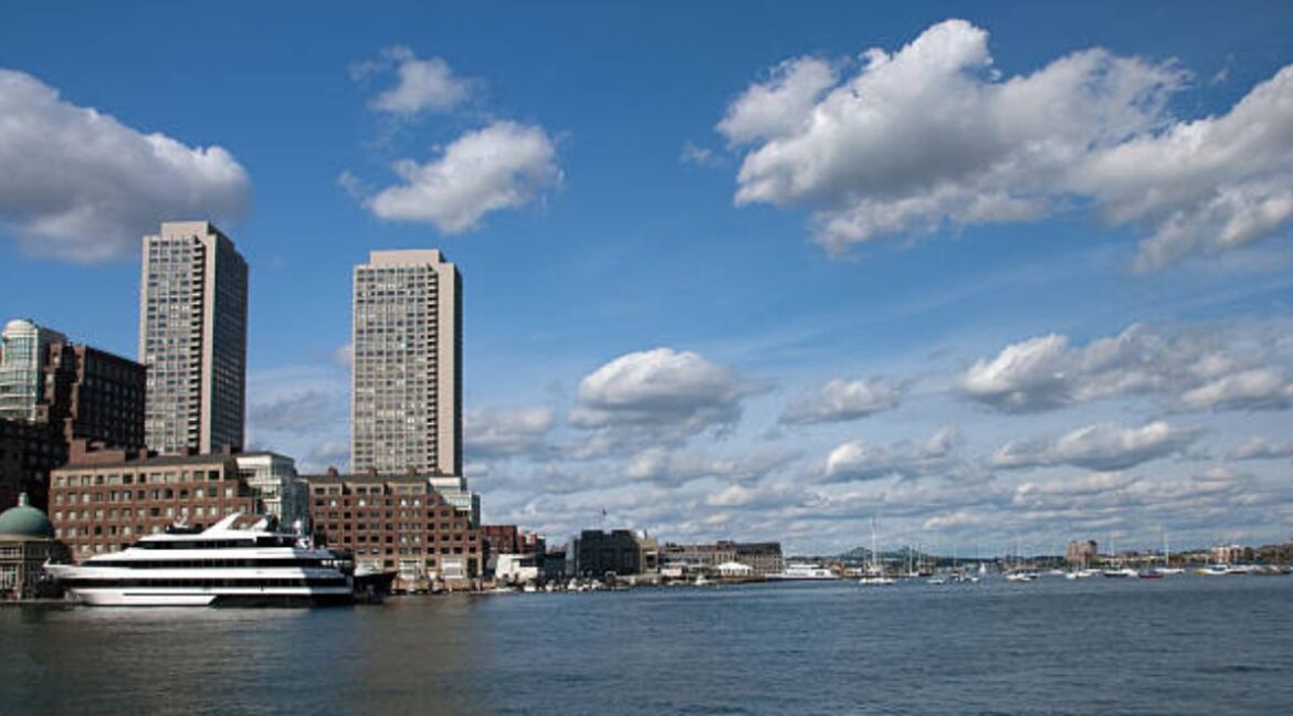 Untitled design – 2023-06-22T200855.640 What You Can Expect from the Best Limo Service in Boston