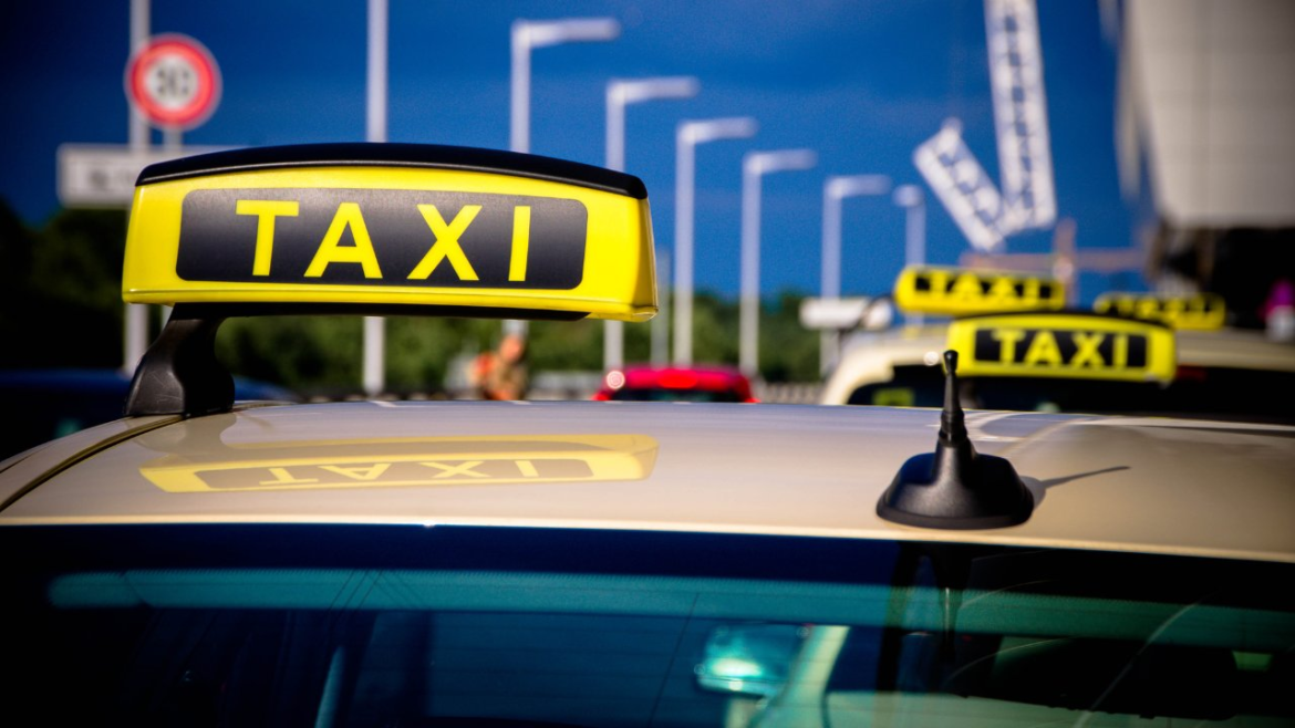 81 Top-Notch Taxi Advantage in Hersham