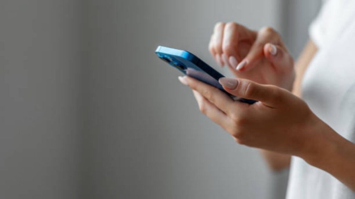 Untitled design – 2024-08-09T202601.907 When to Upgrade Your Phone: 10 Indicators You Can't Ignore